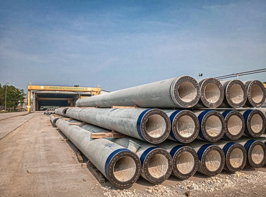 Profesjonalna maszyna do technologii Direct Pipe pracująca na placu budowy infrastruktury podziemnej