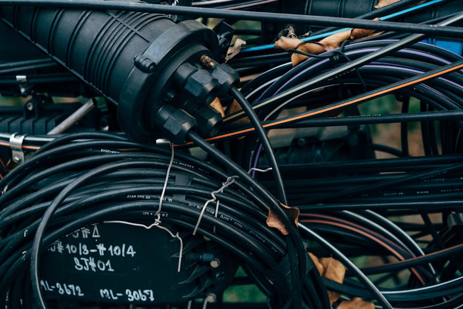 maszyna do przewiertów sterowanych HDD wykonująca instalację światłowodu pod nawierzchnią drogową