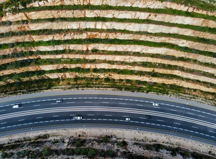 Profesjonalna maszyna do przewiertów sterowanych pracująca w pobliżu korony autostrady