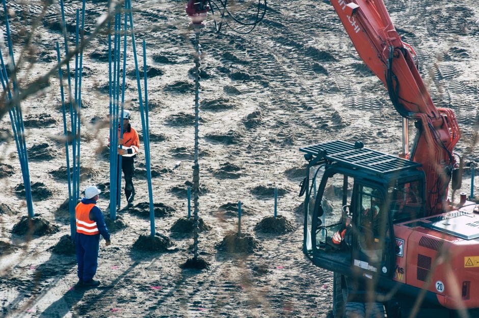 Profesjonalny zespół Lider przewiertów realizujący instalację podziemną przy użyciu zaawansowanego sprzętu HDD
