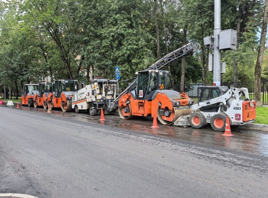 zaawansowana maszyna do przewiertów sterowanych pracująca w sercu zurbanizowanej aglomeracji