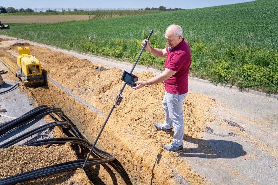 zespół inżynierów analizujący grunt pod budowę sieci bezwykopowej