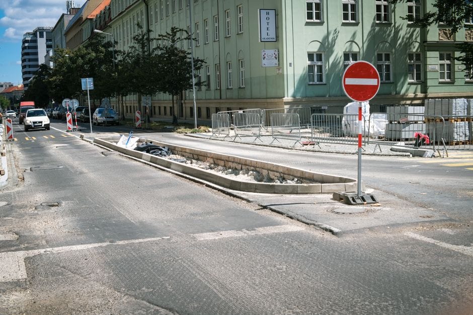 Zespół inżynierów firmy Lider przewiertów realizuje bezwykopowy przecisk pod drogą, dbając o zachowanie nienaruszonej nawierzchni asfaltowej.