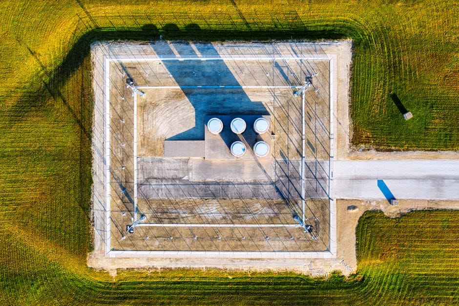 specjalistyczny sprzęt do wykrywania instalacji podziemnych w terenie zurbanizowanym
